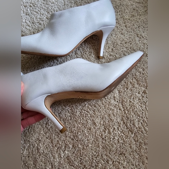 Raye women's white leather heels pointed toe low booties side zip sz 7 - Picture 9 of 13
